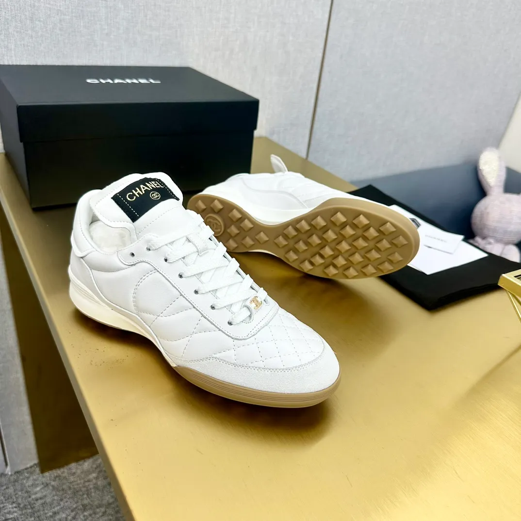 👟👟Ex-factory price 520👟👟 Top version Chanel Chanel - 2023 counter top casual sports shoes. This classic design; the upper is electro-embroidered with a variety of techniques; the outsole is fashionable and sporty; it is unusual to incorporate a variety of color matching elements... The diversified mix and match is very beautiful and versatile, and can be used for leisure, fashion, sports and outdoor... ꫛꫀꪝ Go➫ Material: ❶The upper is made of: original imported mercerized velvet + double-layer breathable mesh ❷The inner part is made of: the original imported breathable mesh ❸The outsole is based on: original TPU combination outsole Special counter boutique packaging complete set for women 35–41